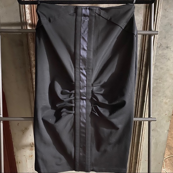 Gucci x Tom Ford Fall Winter 2004 Black Silk Detail Pencil Skirt - Picture 2 of 8